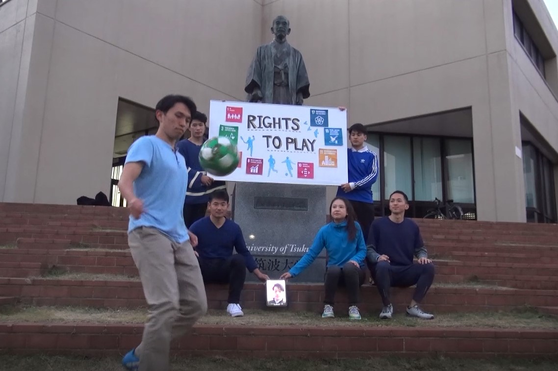 UNHCR_Tokyo's tweet photo. 【💙出演者紹介💙筑波大学大学院 スポーツ国際開発学共同専攻】

全国のユースと制作した #ドリームボール の動画の参加者の皆さんの声を紹介📢

「スポーツが難民問題に貢献する可能性について考えるきっかけとなりました」

メッセージボードも手作りしてくれました！

⚽️https://t.co/2I3LDDonii https://t.co/EXdTkusBBI