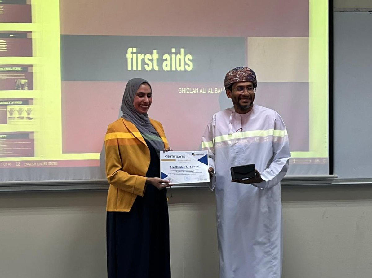 NU_oman's tweet photo. قامت الممرضة غزلان البلوشي من الجمعية العمانية للتمريض بتنفيذ ورشة عمل في الاسعافات الاولية في بيئة العمل لموظفي كلية الصيدلة بالجامعة الوطنية https://t.co/7eeg7kclk3