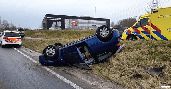 112groningennl's tweet photo. Auto komt op zijn kop terecht op ringweg bij Kardinge

https://t.co/akhxweMv2E https://t.co/hqsMh0uYFx