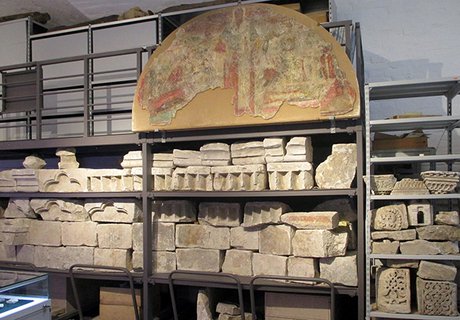 rostmuseum's tweet photo. КУДА ПОЙТИ в Ростовском кремле?
Экспозиция «Открытое хранение фонда археологии»: коллекция формируется с 1883 года по настоящее время и экспонируется в режиме «открытого хранения» в Кладовой одностолпной палате.
#rostovkremlin https://t.co/OLSWwKwwu6