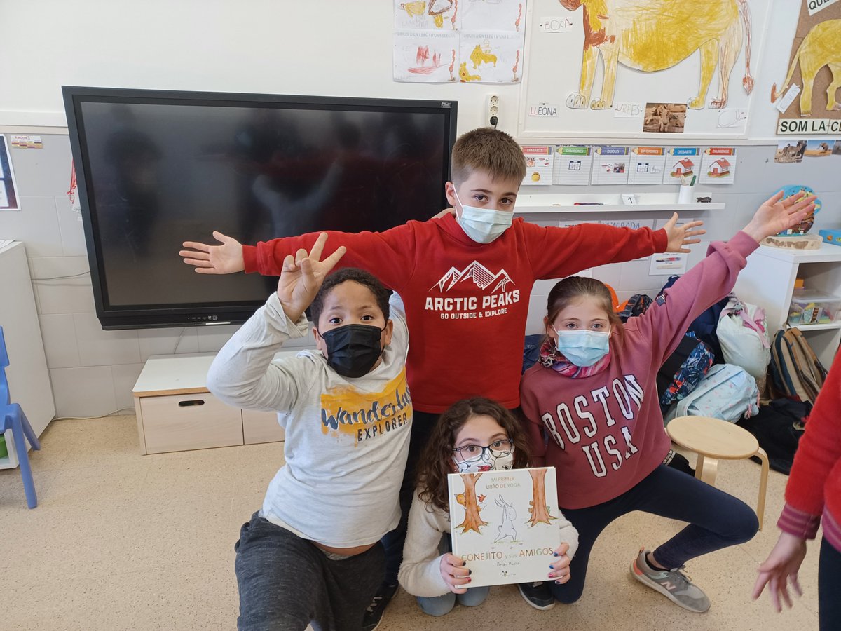 Els nens de 4rt han estat preparant tres contes a l'hora de biblioteca per presentar en un "contecontes" per tot educació infantil.
Han gaudit, han aprés i han realitzat unes presentacions i activitats magnífiques.