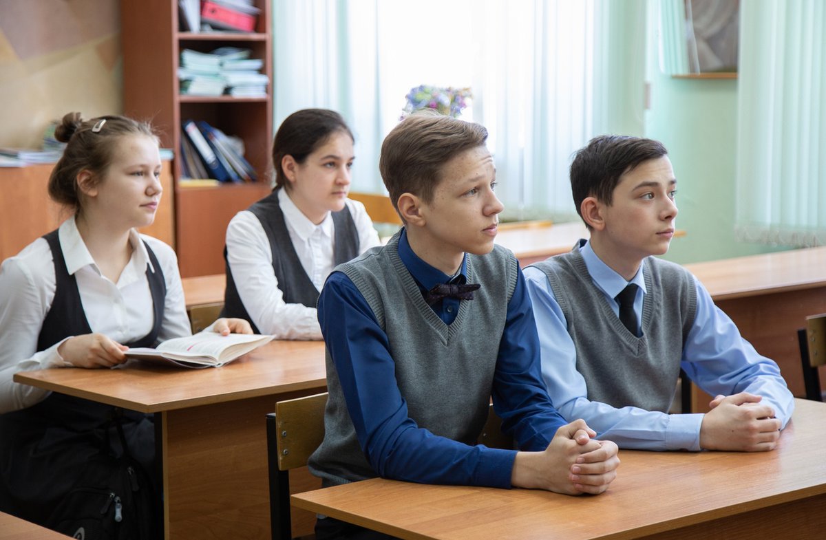 ученик за партой. как в этом году будут учиться школьники. современный ученик. школьники старшеклассники. ученики в классе.