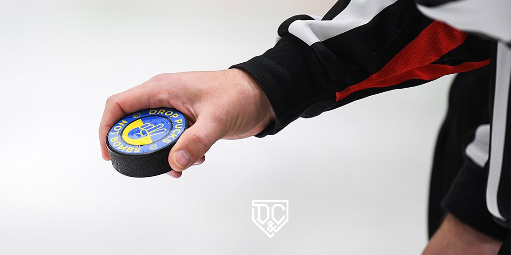 dnchockey's tweet photo. Auch am Sonntag wurde unser "Drop Pucks Not Bombs"-Puck wieder für die Eröffnungsbullys in der DEL eingesetzt. Den Puck könnt ihr weiterhin auf unserer Website kaufen 👉 https://t.co/vDeVXbLFpA 💙💛
#dnchockey #eishockeymagazin https://t.co/4xmicfXDdm