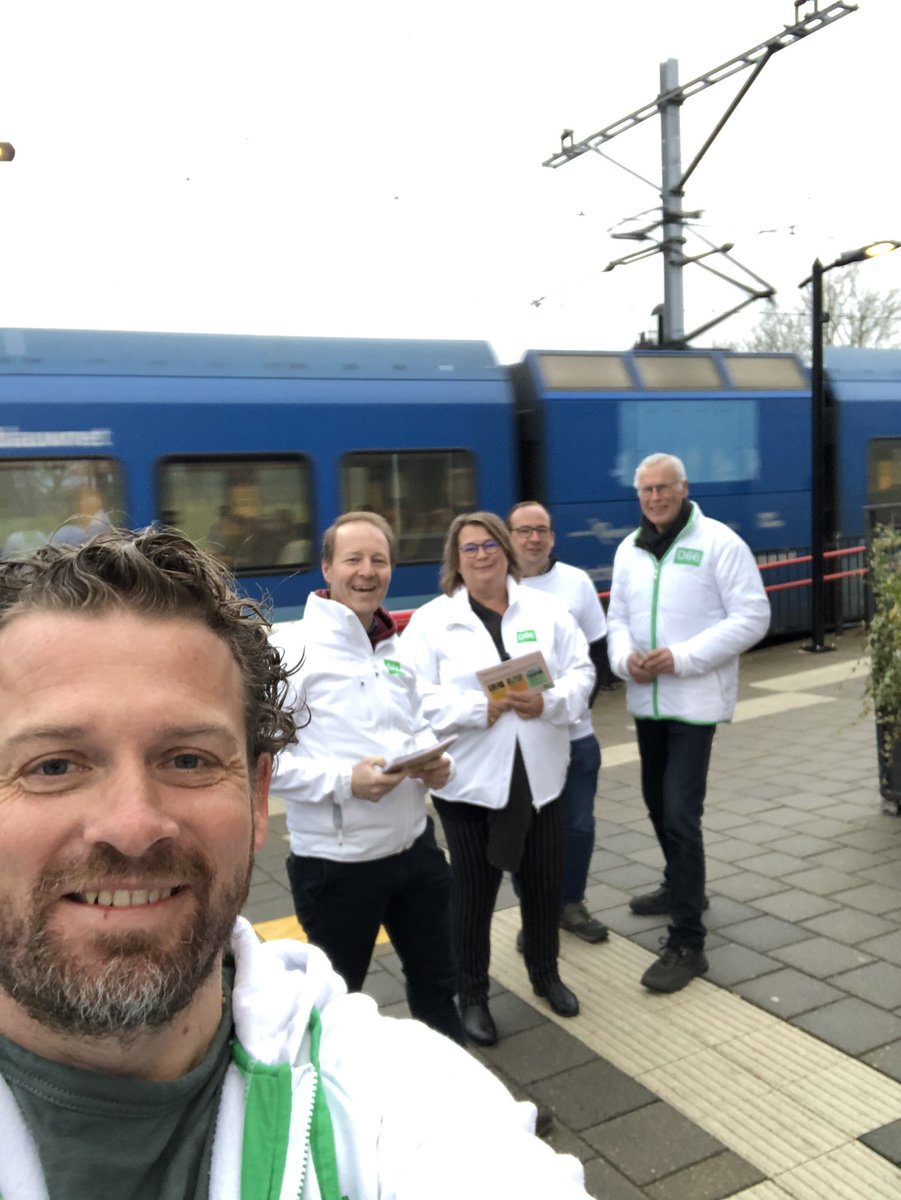 Vanochtend op het station in #Dalfsen nog even wat folders uitgedeeld aan forenzen en scholieren. #GR2022 #gemeenteraadverkiezingen