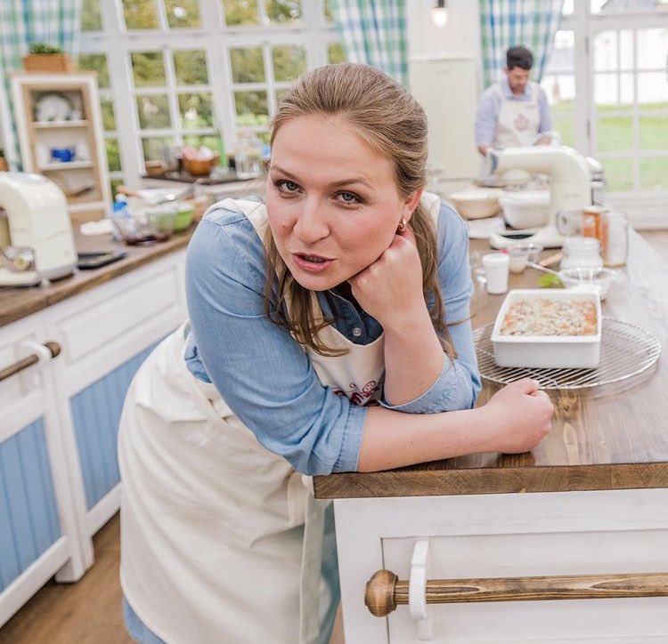 Jana si pro porotce v osobní výzvě připravila meruňkovou bublaninu s marcipánem. V technické výzvě svými rakvičkami zvítězila. A poté, v kreativní výzvě připravila dort se šampaňským a čokoládou a jako design připravila krásné orchideje. A JANA SE STALA PEKAŘKOU TÝDNE!!