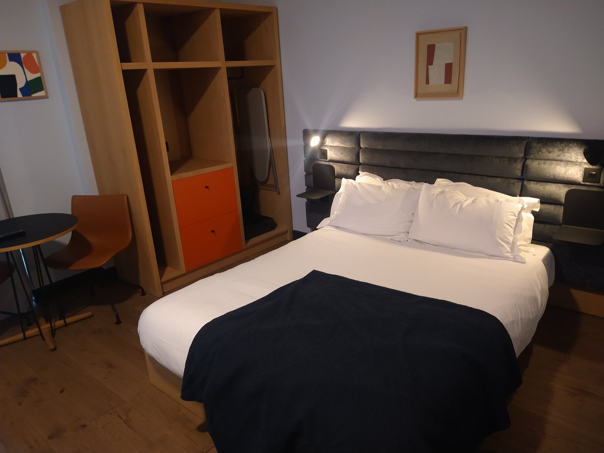 Hannah_23's tweet photo. Would 100% stay in Beckett Locke for future Dublin gigs. Reasonably priced and you get a kitchenette but more importantly, a rainfall shower! Now to do some exploring and have some Guinness before my flight home later. https://t.co/wqgnf9e61g