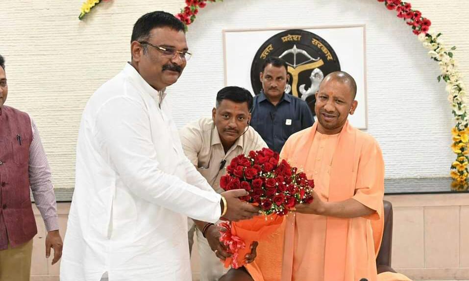 mediaamantra's tweet photo. लखनऊ में सूबे के CM @myogiadityanath से उनके आवास पर #कन्नौज सांसद व फायरब्रांड नेता सुब्रत पाठक ने की शिष्टाचार भेंट, #मुख्यमंत्री "योगी #आदित्यनाथ के नेतृत्व में प्रदेश भर में #भाजपा को मिली प्रचंड जीत पर पुष्प गुच्छ भेंट कर दी बधाई। @SubratPathak12 @BJP4India https://t.co/Ehux8v7uCE