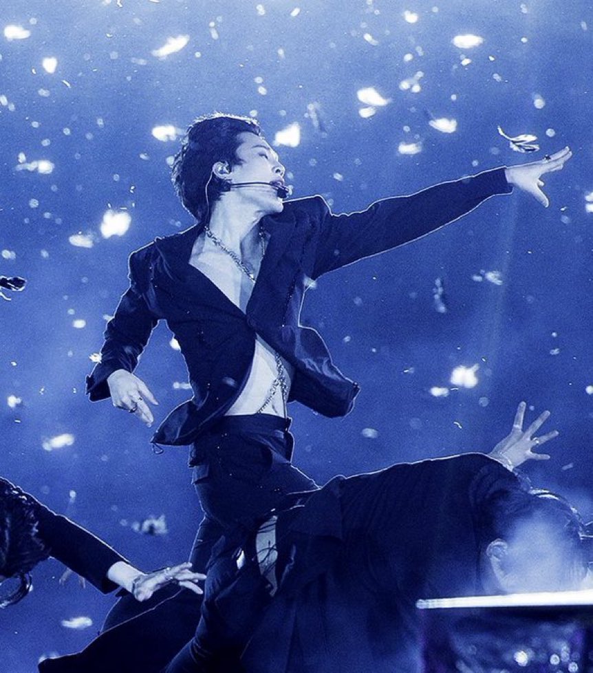 minijmins's tweet photo. so insane that that’s literally just a photo of a random split second of him dancing and he looks like a painting https://t.co/IqgfjUmp0A