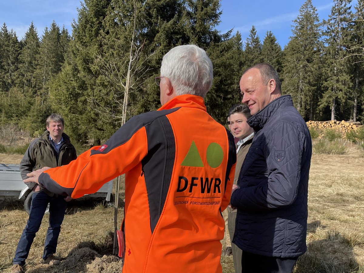 Zeichen für den #Klimaschutz: Im waldreichen Winterberg (NRW) haben #DFWR-Präsident Georg Schirmbeck und DFWR-Geschäftsführer Johannes Schmitt am Wochenende mit dem CDU-Bundesvorsitzenden <a href="/_FriedrichMerz/">Friedrich Merz</a> und dem Bürgermeister von Winterberg <a href="/mibeckmann64/">Michael Beckmann</a> Buchen angepflanzt.