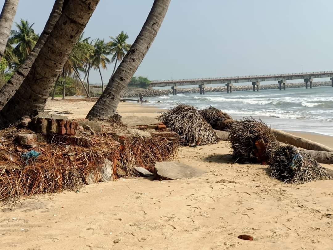 thangakathir's tweet photo. நாகூர் பட்டினச்சேரி கடற்கரையில் கடல் அரிப்பு ஏற்பட்டு மிகுந்த சேதத்தை ஏற்படுத்தி உள்ளது.

சேதப்பகுதிகளைப் பார்வையிட்டேன். 
போர்க்கால அடிப்படையில் 
உரிய நடவடிக்கை மேற்கொள்ள  அரசுக்கு வலியுறுத்தப்பட்டுள்ளது. https://t.co/SlfttLjS5a