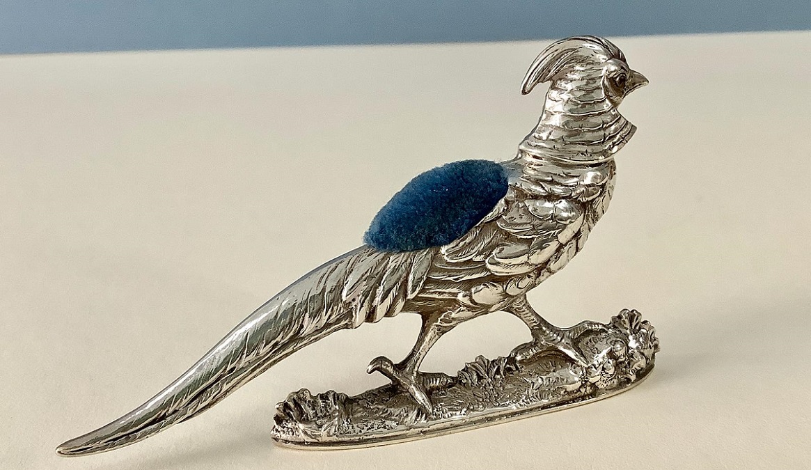 loveantiques's tweet image. Ready to start the week again with this #Antique Victorian Silver Pin Cushion - Golden Pheasant for sale from The Silver Cabinet: loveantiques.com/items/listings…
#antiquesilver #goldenpheasant #antiquepincushion #textiles #pincushion #loveantiques