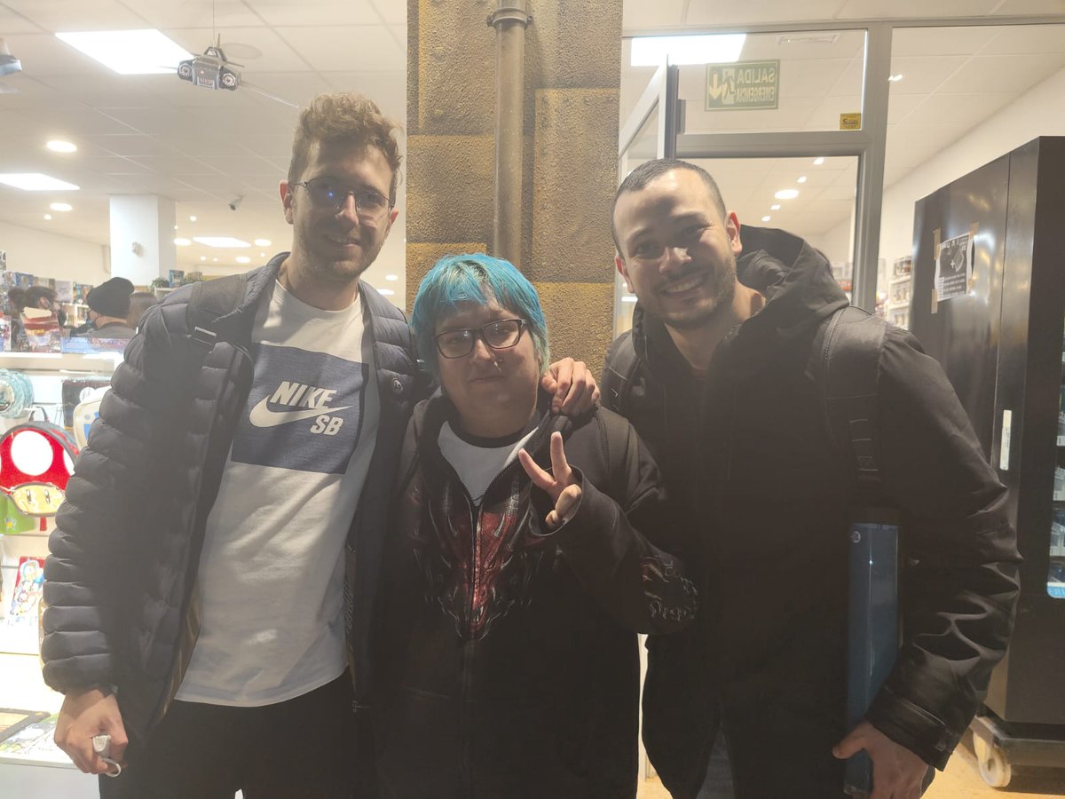 Maddilis's tweet photo. Super bien el finde y sobretodo conocer en persona a un gran amigo como @Granfuegozaraki
Y además pasar el torneico con @WoMCards (Alberto).
Dejo foto de los máquinas. https://t.co/1S051EBt0D