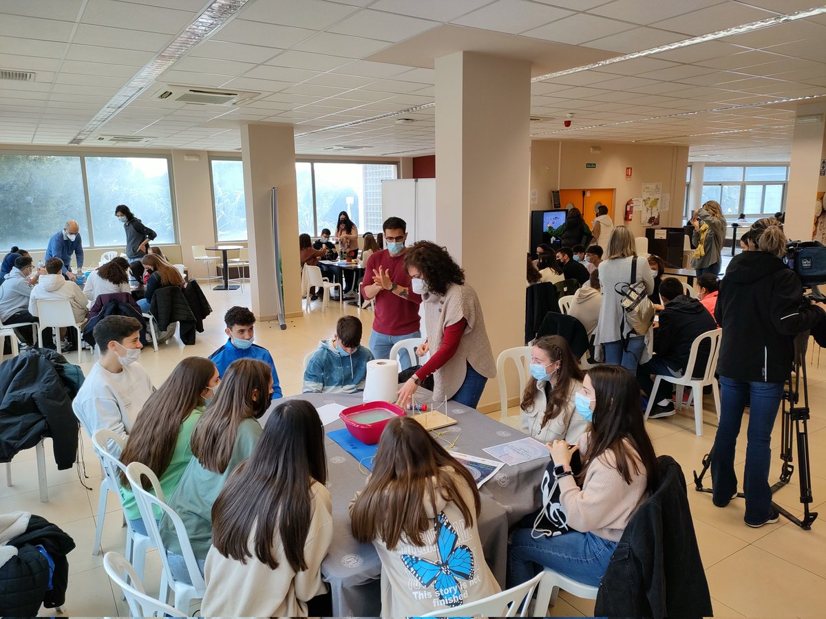 ujaen's tweet photo. 🎙️ 'Café con mates' para celebrar el #DíadelasMatemáticas y el #DíadePi en @ujaen
Más de 50 estudiantes de Secundaria comparten un desayuno científico con personal investigador de la #UJA para abordar esta disciplina desde diversas perspectivas #UJADivulga https://t.co/6VGiMpHAx2