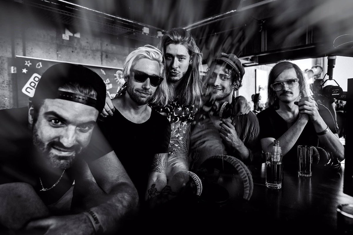 FrankvdLende's tweet photo. Leuk leuk! ⁦@kensingtonband⁩ is headliner van onze Awardshow bij 3FM. Hopelijk verft Niles zijn haar weer wit. #uitdeoudedoos #stylegods https://t.co/FO5pHrvXrr