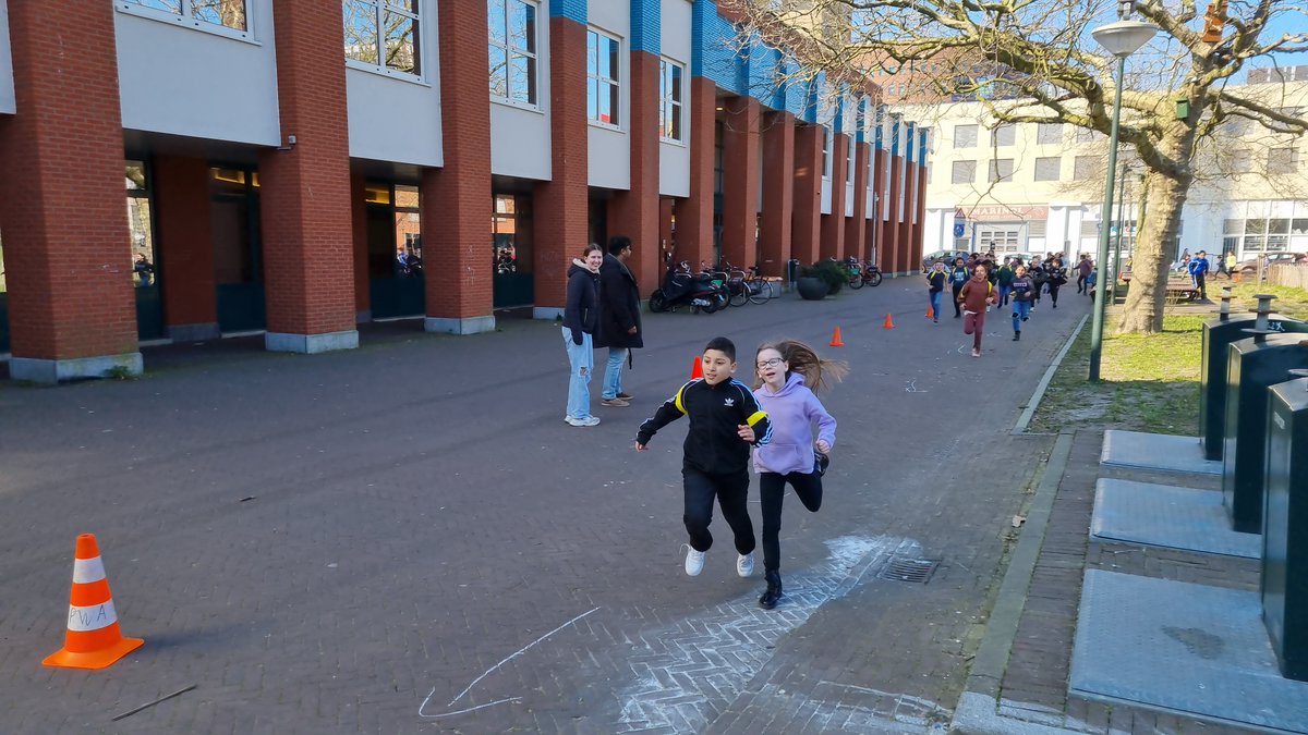 StMoveDenHaag's tweet photo. Vrijdag was het dan zo ver: De PWA-hardloopwedstrijd in Laak! Leerlingen van groep 7 brachten de buurt in beweging en deelden fruit uit in het belang van gezondheid! Een prachtige middag met veel enthousiasme! 🏃‍♂️🍏🏅 Met dank aan @ADOMaatschappij @ggdhaaglanden @GemeenteDenHaag https://t.co/0kQv2wt2xB