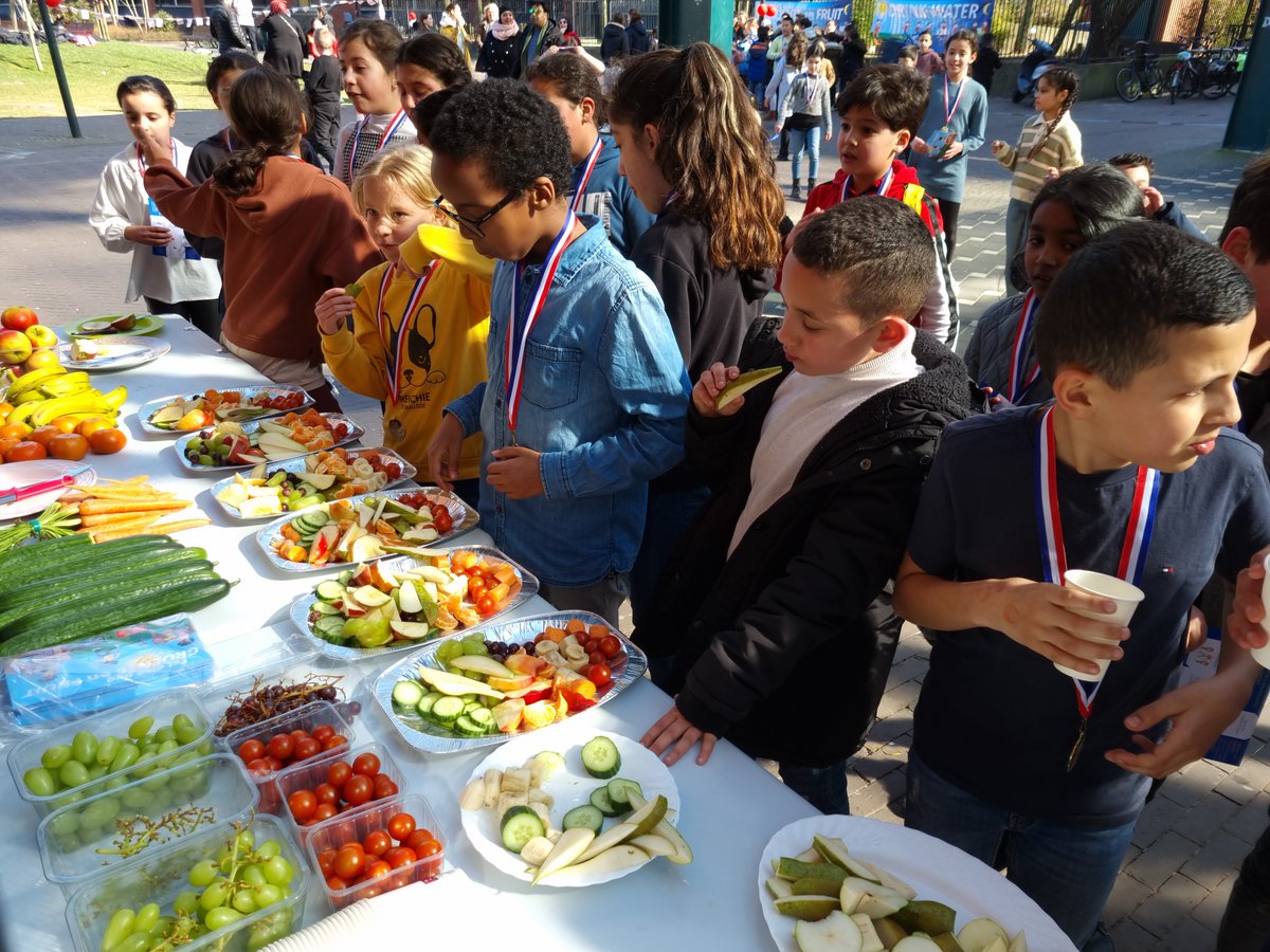 StMoveDenHaag's tweet photo. Vrijdag was het dan zo ver: De PWA-hardloopwedstrijd in Laak! Leerlingen van groep 7 brachten de buurt in beweging en deelden fruit uit in het belang van gezondheid! Een prachtige middag met veel enthousiasme! 🏃‍♂️🍏🏅 Met dank aan @ADOMaatschappij @ggdhaaglanden @GemeenteDenHaag https://t.co/0kQv2wt2xB