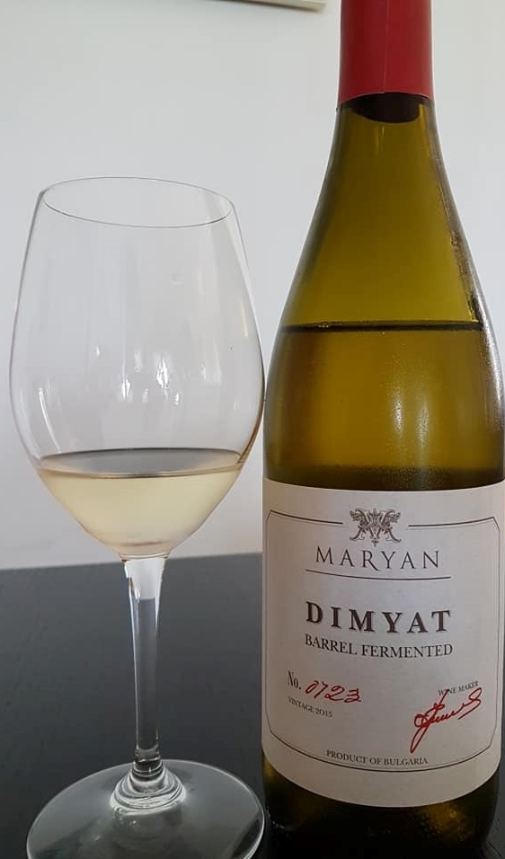 Noutswijnwereld's tweet photo. The winery Maryan knows how to make excellent wines from the #Bulgarian grape variety #Dimyat. One of these wines is aged for 6 months in French, Bulgarian and American oak barriques. The result is an elegant wine with notes of vanilla, tropical fruit and sufficient acidity. https://t.co/SNHEbDZxJi