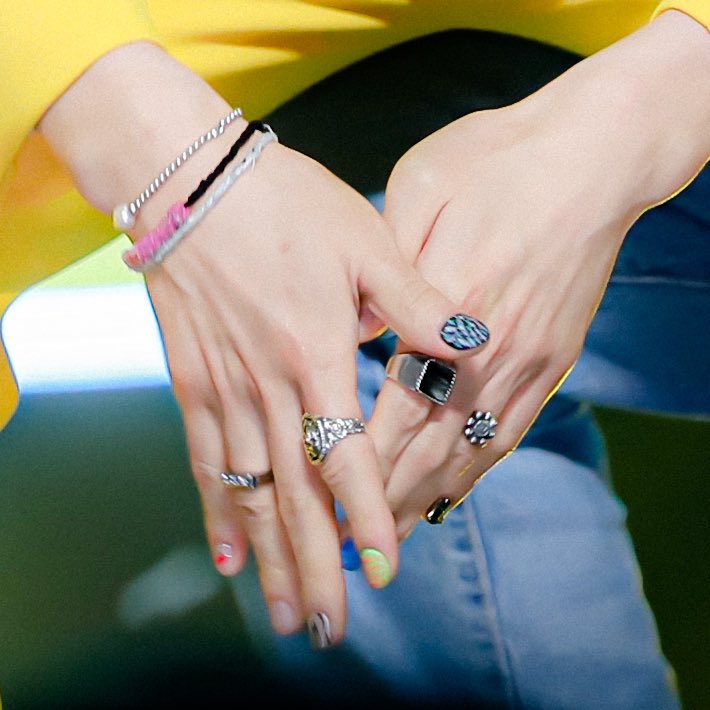 ผู้ชายที่แต่งตัว unisex ผู้ชายที่ให้กำลังใจและซัพพอร์ต lgbtq+ ผู้ชายที่บอกให้เราเป็นตัวของตัวเอง ผู้ชายที่บอกเราว่าไม่แต่งหน้าก็สวย ผู้ชายที่บอกว่าอย่ากลับไปหาแฟนเก่าผชคนนั้นมันทักมาเพราะเหงา ผู้ชายที่ให้คำปรึกษาปัญหาที่เราคิดว่าไร้สาระ ผู้ชายที่ชื่อว่า "เตนล์ ชิตพล ลี้ชัยพรกุล"