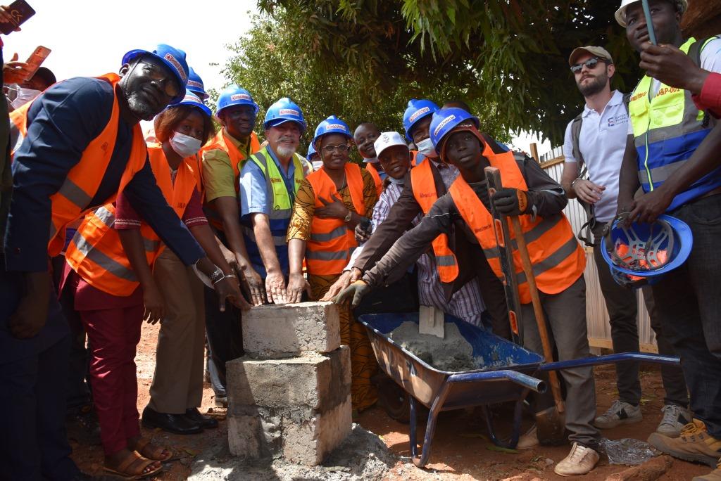 UEenguinee's tweet photo. Vendredi, l’Ambassadeur @enjosepcoll a procédé à la pause de la 1ère pierre de la maternité de l'hôpital de Beyla en présence des autorités locales. Il a aussi visité le futur centre de santé de Boola. 2 des 15 sites devant accueillir 15 structures du #PASA2, cofinancé par🇪🇺🇫🇷🇩🇪 https://t.co/bmqEp1DzpE