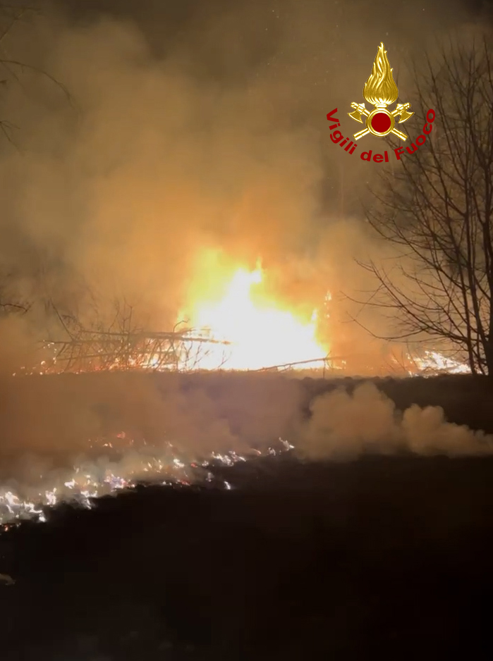 vvfveneto's tweet photo. #14marzo #Sovramonte(BL), la notte scorsa, #incendio sterpaglia e piccoli arbusti in località Col del Mich. #Vigilildelfuoco permanenti e volontari di Feltre al lavoro per oltre 5 ore per spegnere le fiamme #soccorsiquotidiani https://t.co/AJZZlJzAqe
