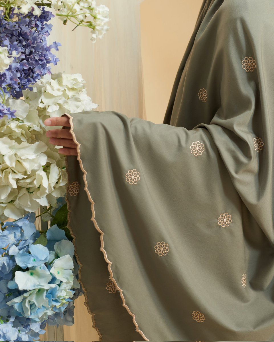 QueenTelekungSK's tweet image. Easy peasy! Choose your comfort colour nowwwwww 😜😜

Ash gween    or    Nude pink ? 😏✨