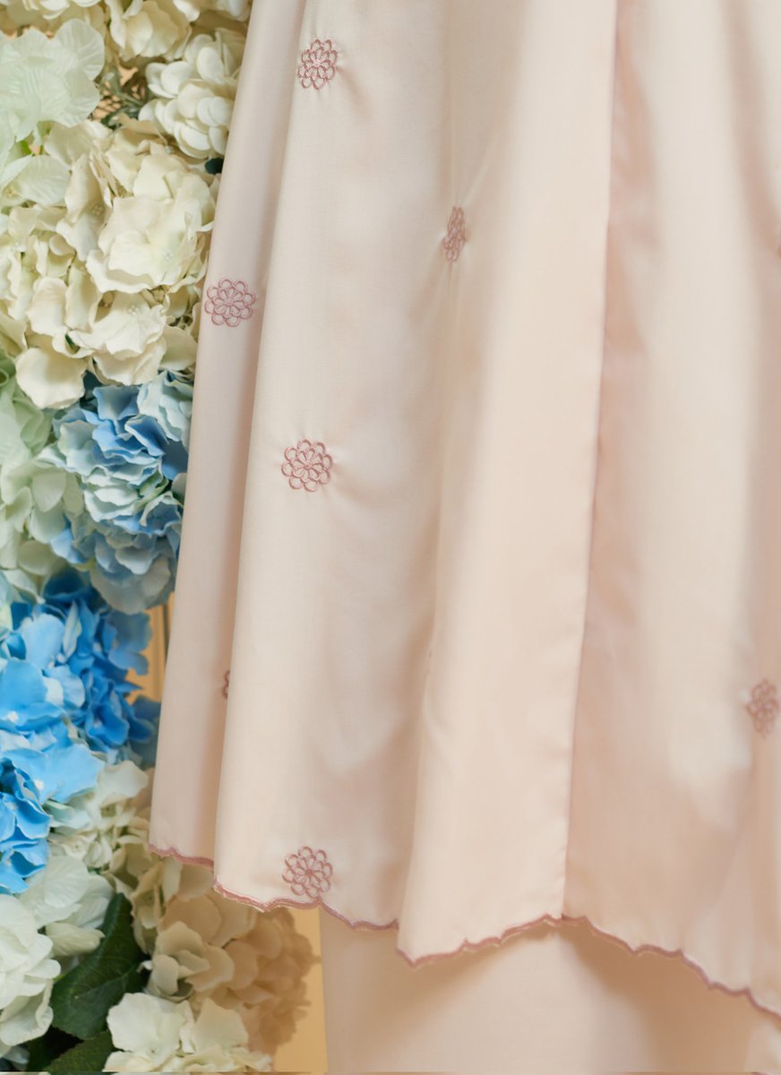 QueenTelekungSK's tweet image. Easy peasy! Choose your comfort colour nowwwwww 😜😜

Ash gween    or    Nude pink ? 😏✨