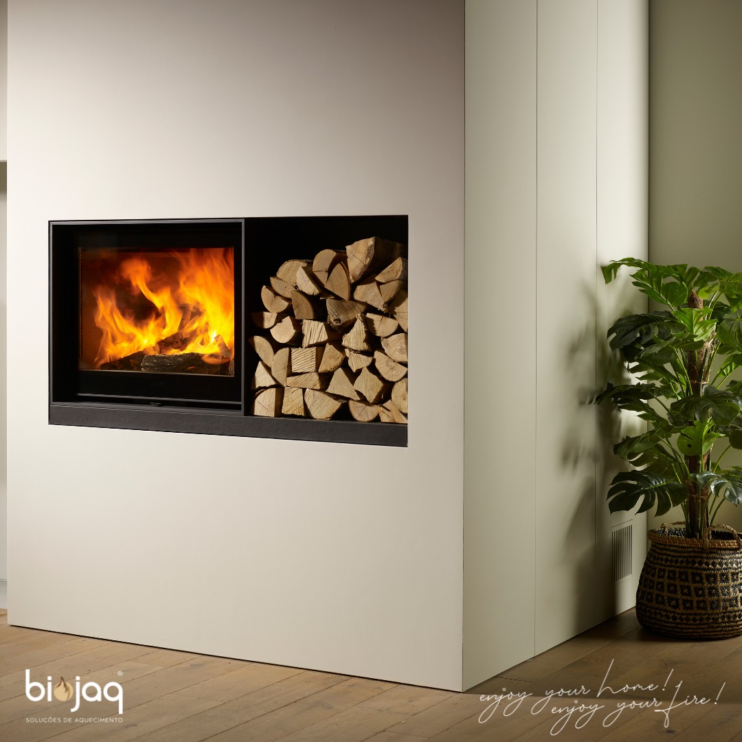 BioJaq's tweet photo. 🔥 A nova marca de recuperadores de calor a lenha representada pela Biojaq possui modelos lindíssimos. 
🔥 Esta gama com uma janela mais alta que proporciona uma ótima visão da chama. 
🔥 O seu vidro serigrafado esconde a armação metálica, conferindo-lhe um design elegante. https://t.co/QuCb2c7qm7