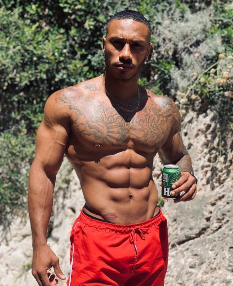 offcl_keshun's tweet photo. Living a balanced lifestyle 🍺💪🏽 https://t.co/U8KHPjrN38