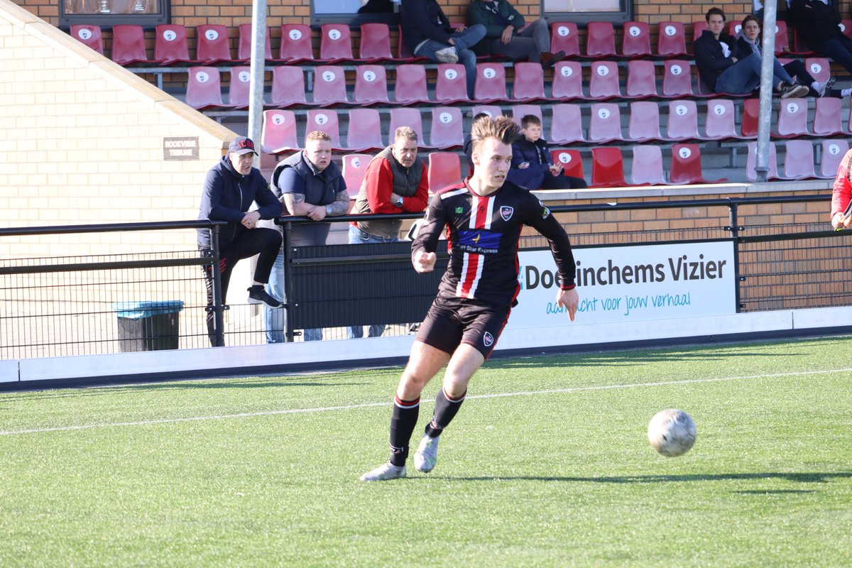 VIODDoetinchem's tweet photo. VIOD 1 boekt zwaarbevochten overwinning tegen DVC'26 (3-2). Verslag + foto's > https://t.co/lckx0bBbai. Op de foto 'matchwinner' Ralph Klein Tank. https://t.co/MEboX82zYB