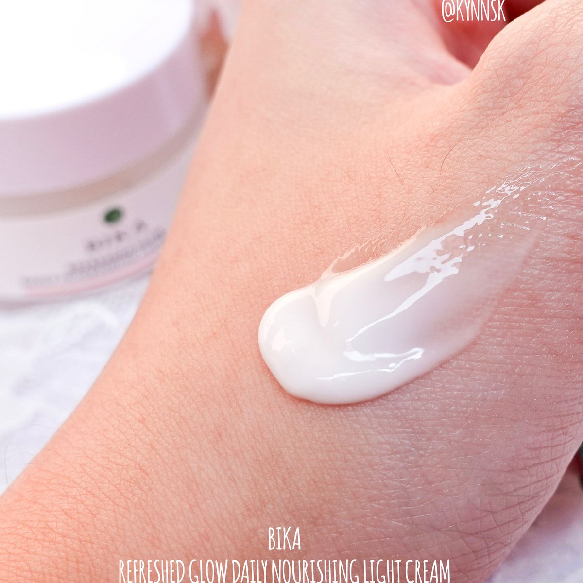 kynnsk's tweet photo. เป็น moisturizer ที่อยากให้ทุกคนมีติดบ้านจริงๆ ที่ผิวแห้งลอกจากการใส่แมส แถมสิวและรอยแดง ผื่นแดงก็ขึ้น แต่พอใช้ BIKA Refreshed Glow Daily Nourished Light Cream แล้วผิวดีขึ้น เค้าช่วยเพิ่มความชุ่มชื้นและฟื้นฟูผิวให้กลับมาสุขภาพดี ✨ https://t.co/BeUrjvJsUC