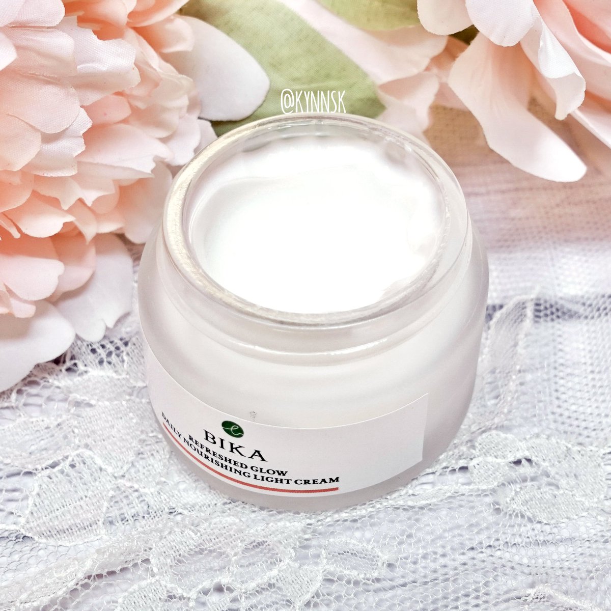 kynnsk's tweet photo. เป็น moisturizer ที่อยากให้ทุกคนมีติดบ้านจริงๆ ที่ผิวแห้งลอกจากการใส่แมส แถมสิวและรอยแดง ผื่นแดงก็ขึ้น แต่พอใช้ BIKA Refreshed Glow Daily Nourished Light Cream แล้วผิวดีขึ้น เค้าช่วยเพิ่มความชุ่มชื้นและฟื้นฟูผิวให้กลับมาสุขภาพดี ✨ https://t.co/BeUrjvJsUC