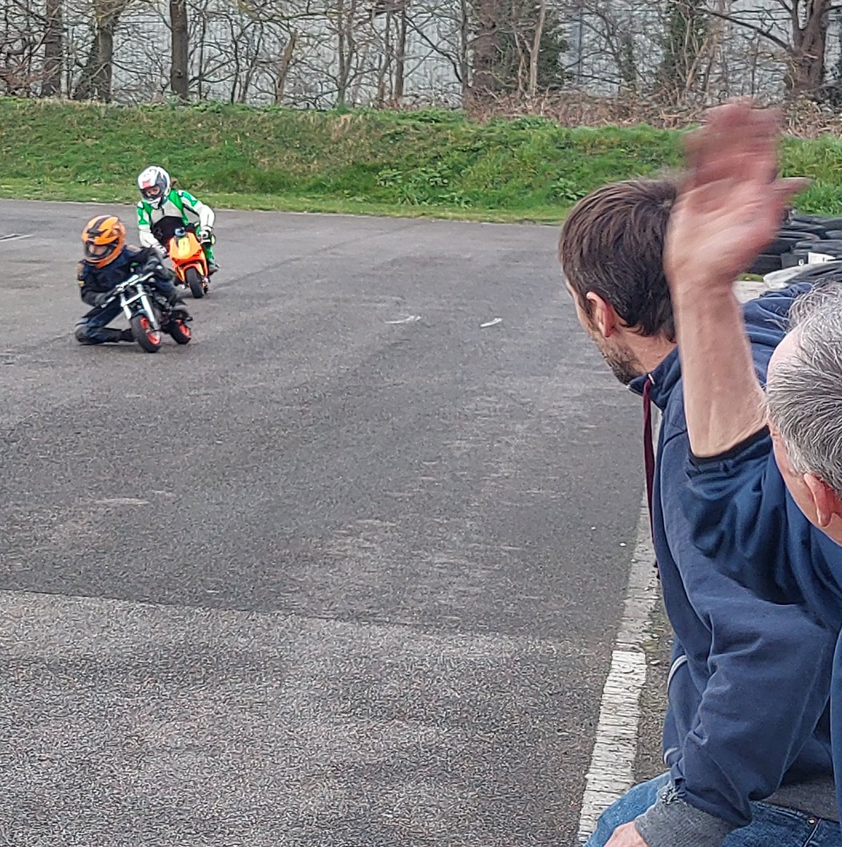 CalMaxwell111's tweet photo. A bit of sideline encouragement from the dads! 🤙#mondaymotivation 

#kneedown #fullgas #faster https://t.co/dincJPNyc6