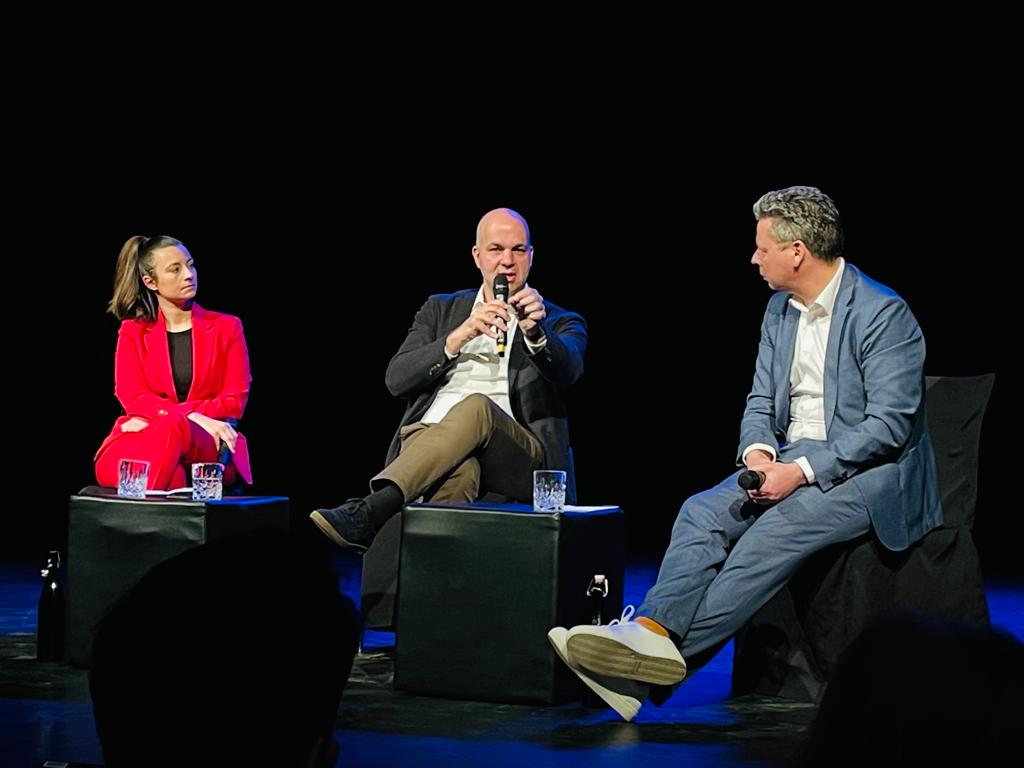 berlinverlag's tweet image. Schöne #Buchpremiere gestern von @MFratzscher und "Geld oder Leben. Wie unser irrationales Verhältnis zum Geld die Gesellschaft spaltet"!!Danke an das #Pfefferberg für die Bühne, an @LiteraturLIVE für die Orga &amp;amp; danke vor allem @SolveigGode und @ZgencKayhan für die Moderation!!