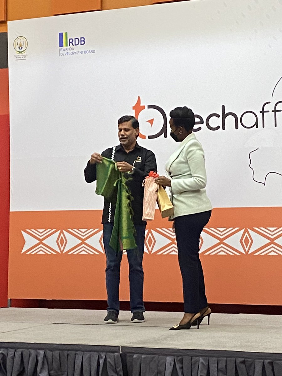 SOLVIT_AFRICA's tweet photo. CEO @techaffinity brought a gift for Hon minister of ICT @MusoniPaula https://t.co/axQsC0KehA