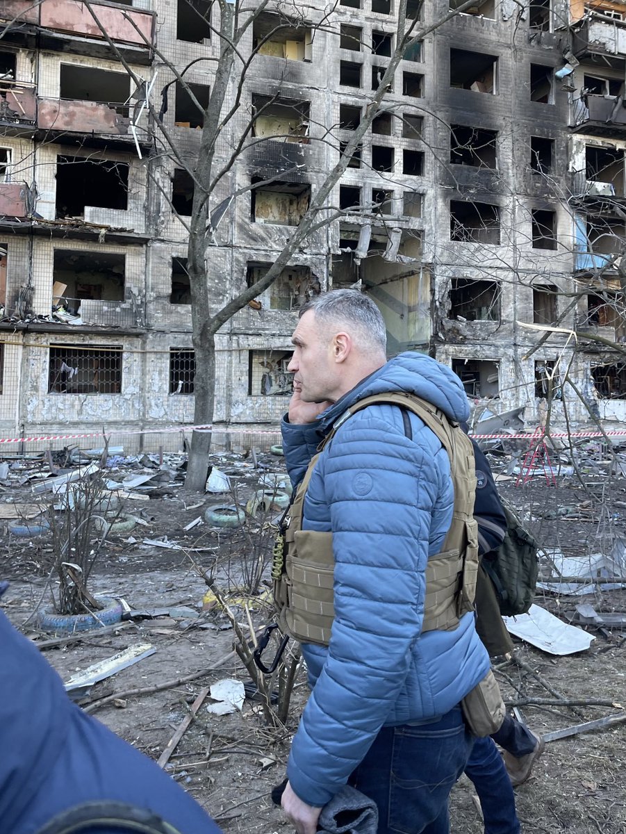 Estoy en Obolon, el distrito al norte de Kiev bombardeado esta mañana. De repente, se me pone al lado un hombre de tamaño enorme, gigante.

Me acabo de dar cuenta de que es Vitali Klichko, ex campeón mundial de los pesos pesados y actual alcalde de Kiev.