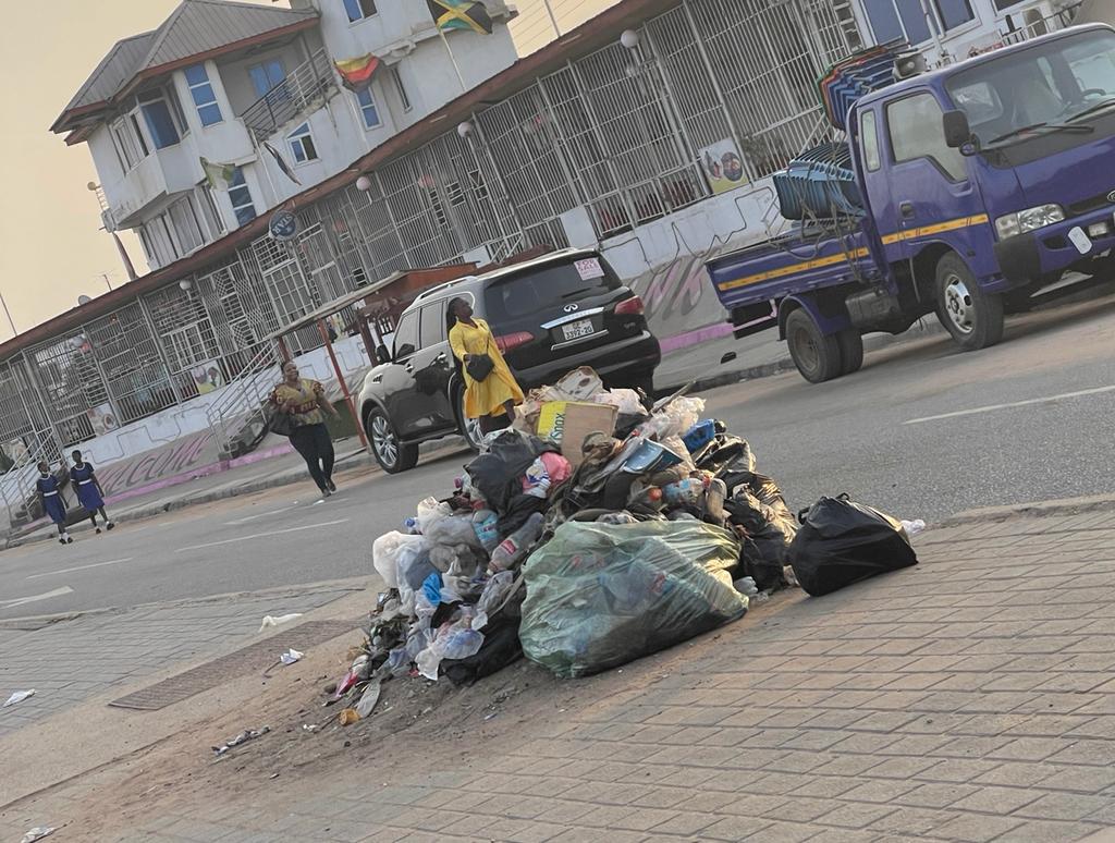 dolceychic's tweet photo. When, my people when?
Just #GetABin or call @ZoomlionLtd to help clean this!
It's terrible to have this by a major road.
I think the shops around should #cleanyourfrontage to reduce this heaps of rubbish along our major roads. https://t.co/OHJR4oOXU6
