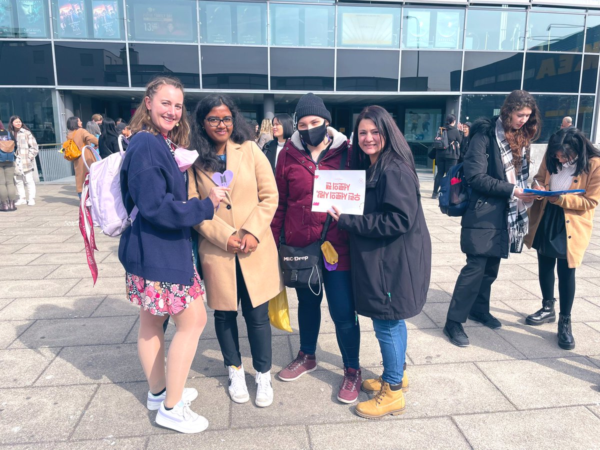 useradventure's tweet photo. What an amazing concert meeting up and celebrating with all of you beautiful ARMYs!!! 💜 보라해! #BTSARMY #BTS #PTD_ON_STAGE_SEOUL_D2 #PTDLIVEVIEWING #PTDSwitzerland  #PermissionToDance https://t.co/d2pGvO2tRh