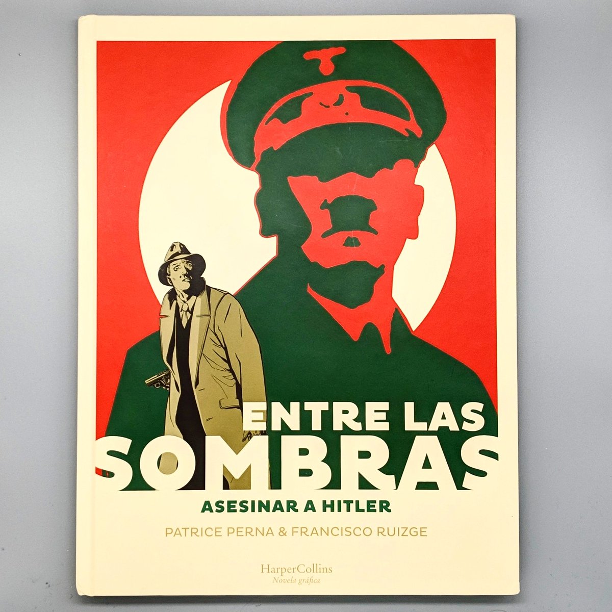 EntreBocadillos's tweet photo. Un cómic que es mucho más que su título. Es lo que tenemos en este #comic, titulado “Entre las sombras: Asesinar a Hitler” de #PatricePerna, #FranciscoRuizge, Delf y publicado por @HarperCollinsIB. Os dejo enlace a la microreseña sin spoilers ⏩
https://t.co/P0n7kFk2VL https://t.co/C2IJFBcSiO