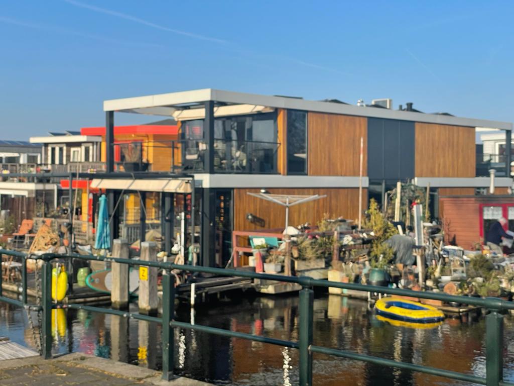 In 2017 bouwden we deze waterwoning naar het ontwerp van Bob Ronday <a href="/architect_Ams/">Ronday Architecture</a>. Afgelopen week namen we deze foto; de waterwoning ligt er prachtig bij! 

#abc #abcwaterwoningen #arkenbouw #wonenophetwater #drijvendwonen #woonark