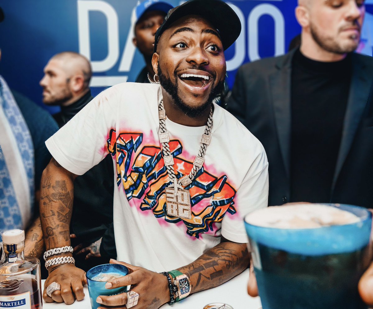 martell's tweet photo. Happy Monday! Let’s start the new week like a Standout Swift.
#Martell #StandoutSwift #SwiftOnes @davido #MartellBlueSwift https://t.co/M86Tb6k6FS