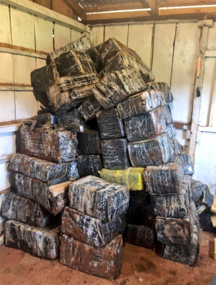 Identidad879's tweet photo. El jefe de la @MisionesPolicia el Comisario General @carlosmerlo70 nos da detalles del procedimiento realizado en #Mado, donde hallaron dos toneladas de marihuana. https://t.co/seafAJVeoF