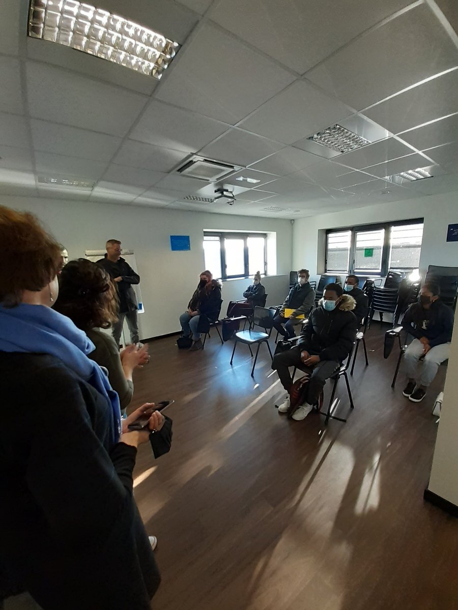 Beau temps de travail ce matin pour les jeunes en CEJ avec leur conseillère à l'agence pôle emploi Laval Saint Nicolas. Merci pour votre présence :
#Missionlocale53 Mr André
#DDETS Mr Milon et Mr Jourdan