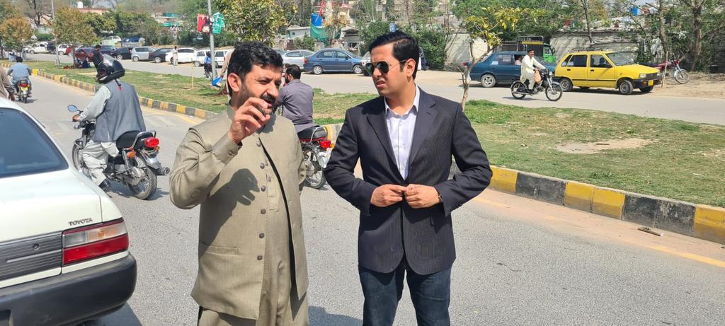 dcislamabad's tweet photo. AC Industrial Area visited the G7-2 Ehsaas One Window Centre. Ensured police staff and Ehsaas staff is deputed to ensure smooth distribution. Directions were given to facilitate the beneficiaries and expedite the process to improve service delivery @hamzashafqaat @rmwaq https://t.co/qyWMkplrr0