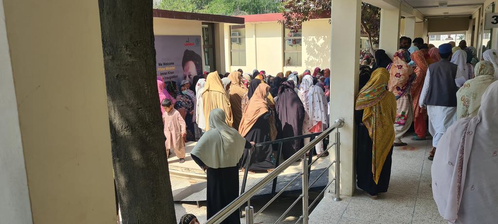 dcislamabad's tweet photo. AC Industrial Area visited the G7-2 Ehsaas One Window Centre. Ensured police staff and Ehsaas staff is deputed to ensure smooth distribution. Directions were given to facilitate the beneficiaries and expedite the process to improve service delivery @hamzashafqaat @rmwaq https://t.co/qyWMkplrr0