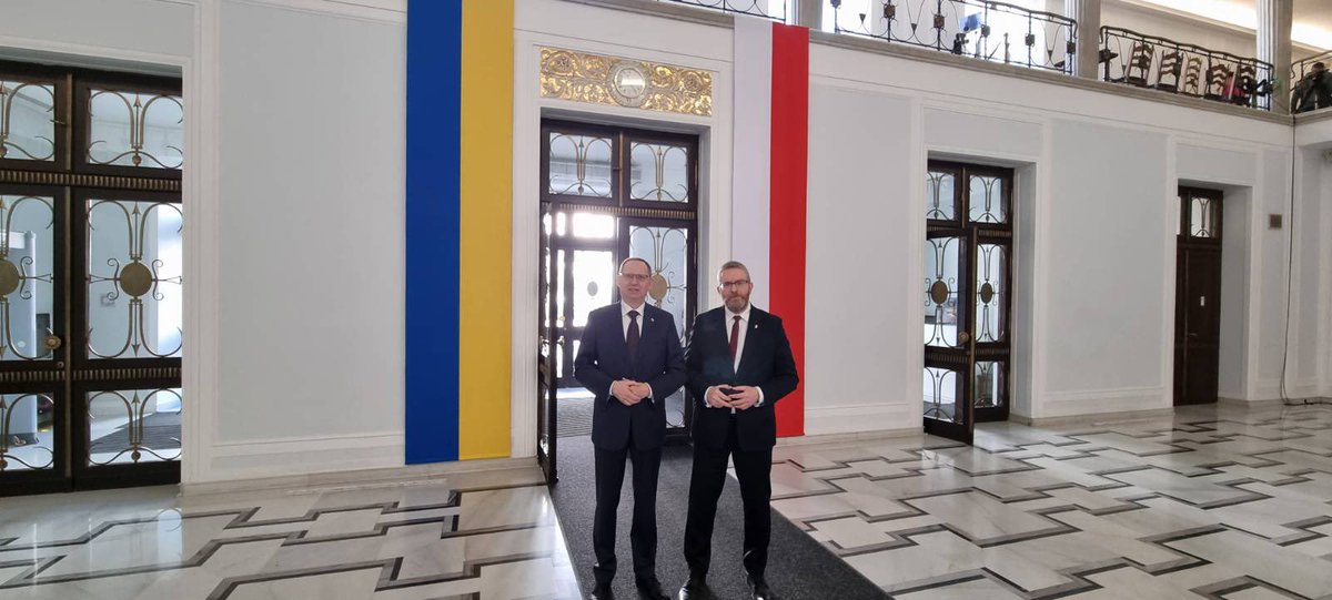 GrzegorzBraun_'s tweet photo. Czy to już Ukro-Polin? Kto tu jest gospodarzem? Biało-czerwona wywieszona przez ⁦@KancelariaSejmu⁩ SPRZECZNIE z protokołem flagowym⁩. O co nie dba ⁦⁦⁦@elzbietawitek⁩, o to upomina się Konfederacja ⁦@KoronyPolskiej⁩ - prez. Fritz &amp; Braun, tu jest Polska! https://t.co/3WGdOjhp1Q