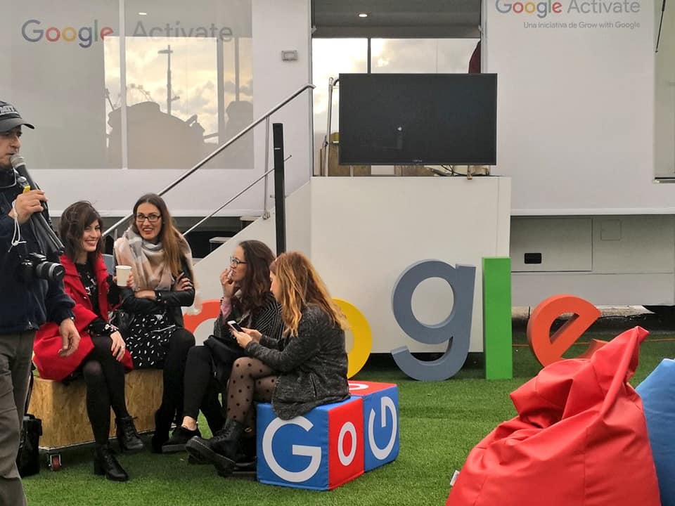 cibermarikiya's tweet photo. Las redes me recuerdan: ahí andaba yo hace justo 4 años, subida al bus de #GoogleActivate de @google en Málaga❤ ¡Qué experiencia taaaan chula! ¡ Y sin mascarillas! Fue en Muelle Uno, justo enfrente de donde dentro de poco abrirá oficina el gran @bquintero 😊 https://t.co/6hazd2yMsb