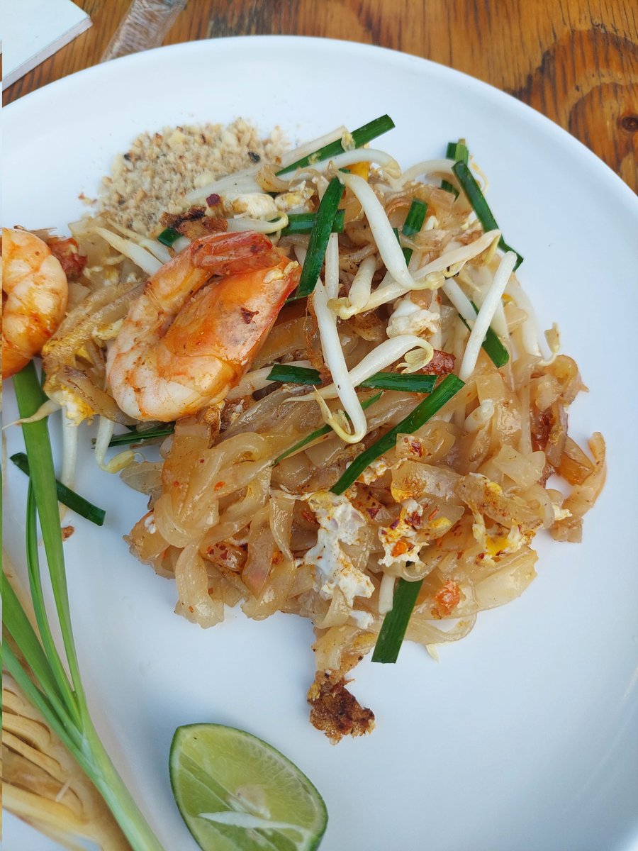 AlphaWolfz14's tweet photo. Bearmarket food! Why I dont live in Scandinavia lol when you can get Pad thai with shrimp 1.5$ ❤🇹🇭
#Thailand #Cheapcharlie https://t.co/8wqFbuawFD