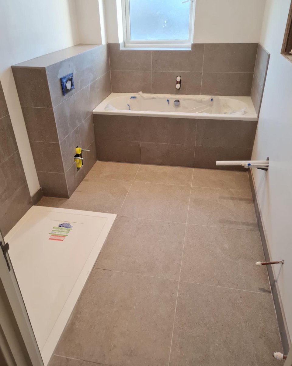 A beautiful modern bathroom tiled by the team!