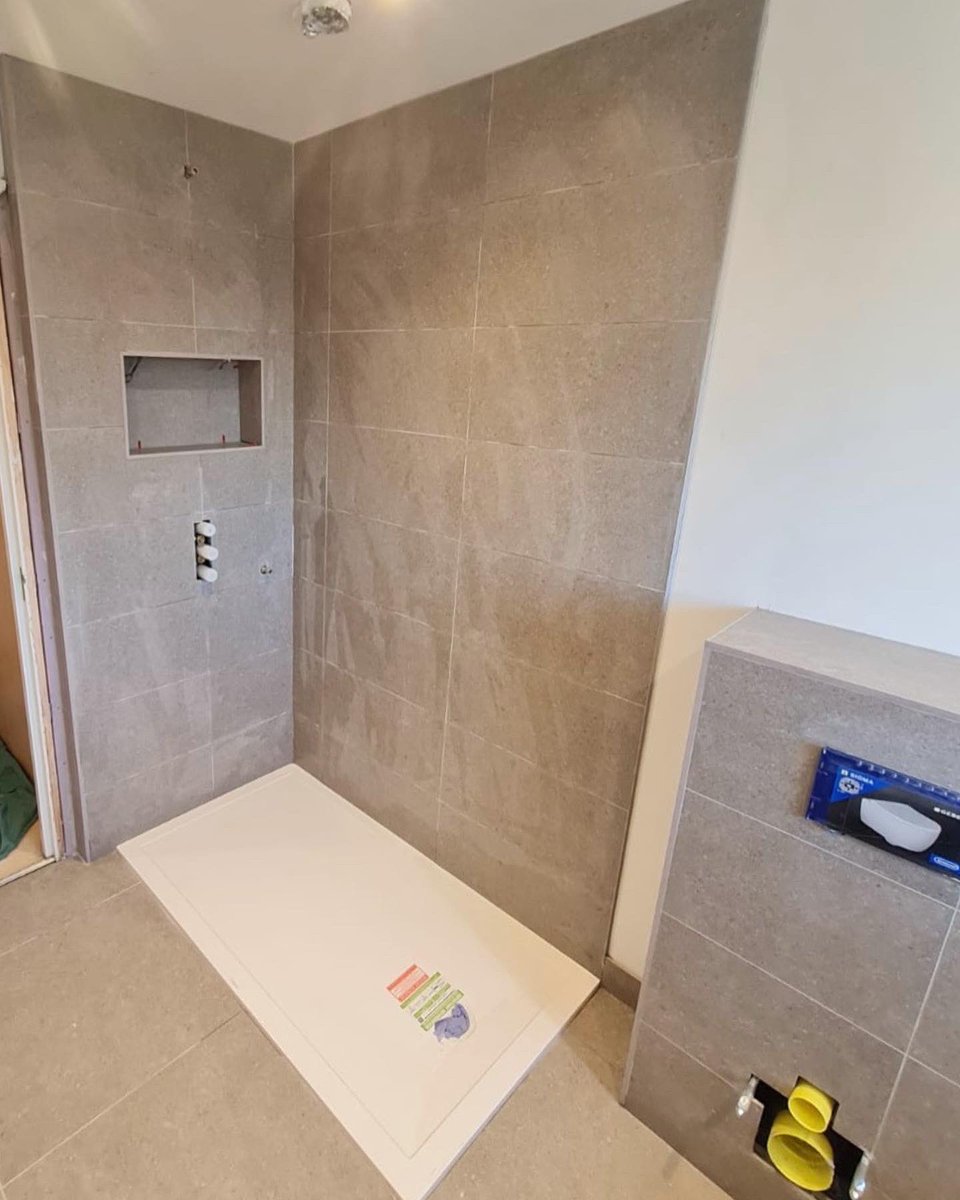 ASTTILEANDSTONE's tweet photo. A beautiful modern bathroom tiled by the team! https://t.co/V8SRPeJL4k