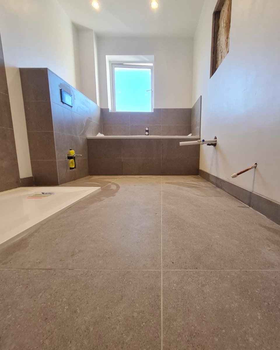 ASTTILEANDSTONE's tweet photo. A beautiful modern bathroom tiled by the team! https://t.co/V8SRPeJL4k
